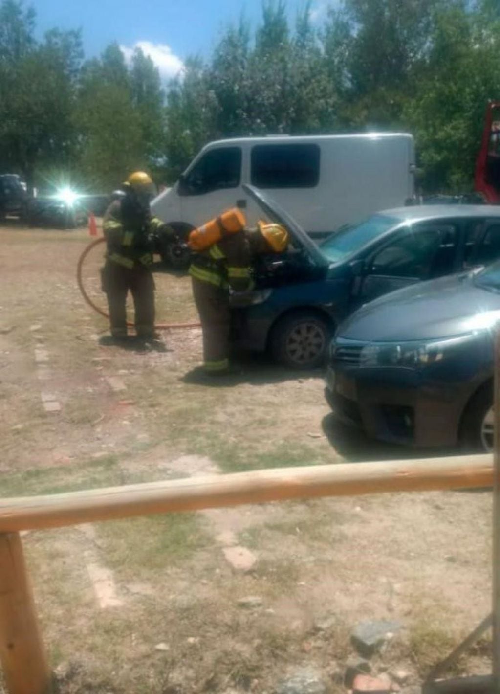 Quiso apurar el asado haciendo las brasas en el auto en el balneario Las Siete Cascadas y se incendió el vehículo. (El Doce TV )