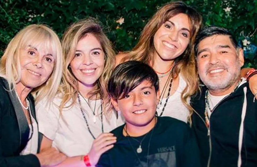 Una de las últimas fotos que se tomó Diego con sus hijas, Claudia y su nieto Benjamín.