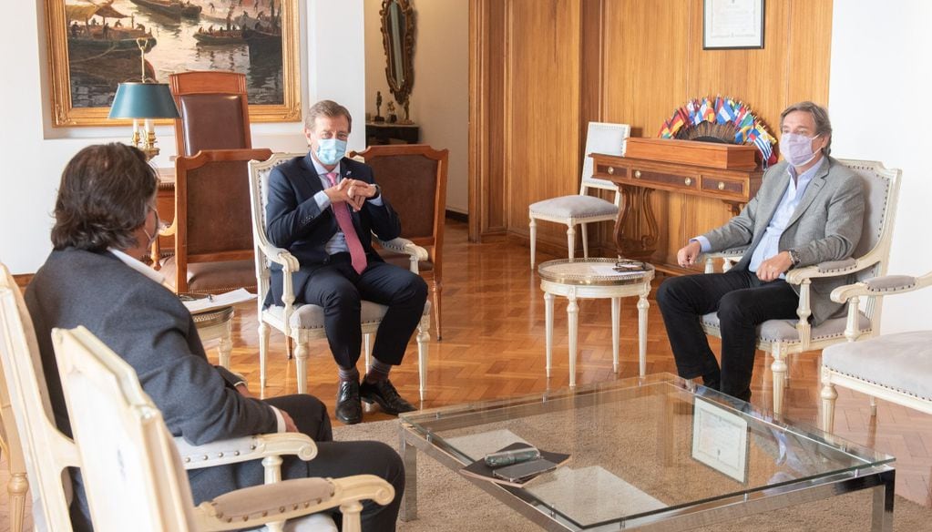 El intendente Emir Félix en la reunión con el gobernador Rodolfo Suárez en Casa de Gobierno. 