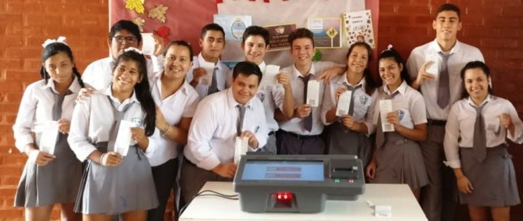 Los alumnos de Candelaria visitaron el Tribunal Electoral para practicar y saber cómo funciona el voto electrónico. (MisionesOnline)