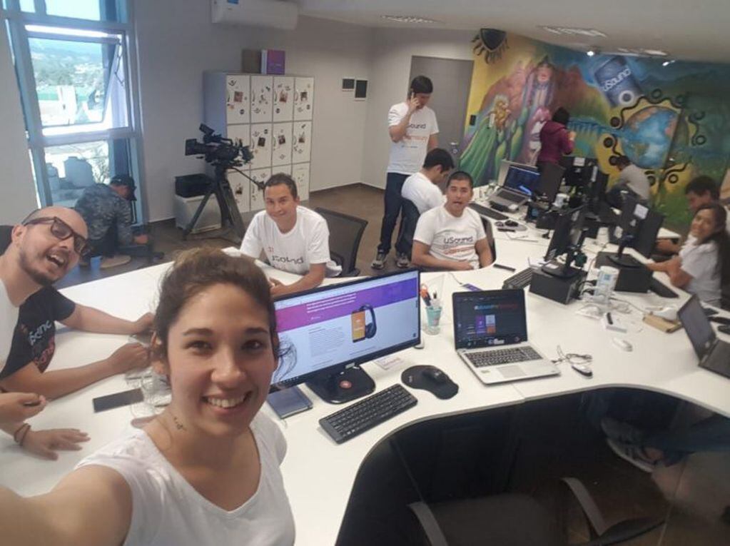 El equipo de la televisión china entrevistó al equipo desarrollador de uSound.
