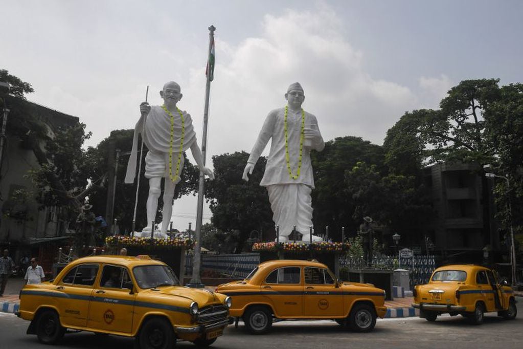Una estatua de Mahatma Gandhi (L) (Photo by Dibyangshu SARKAR / AFP)