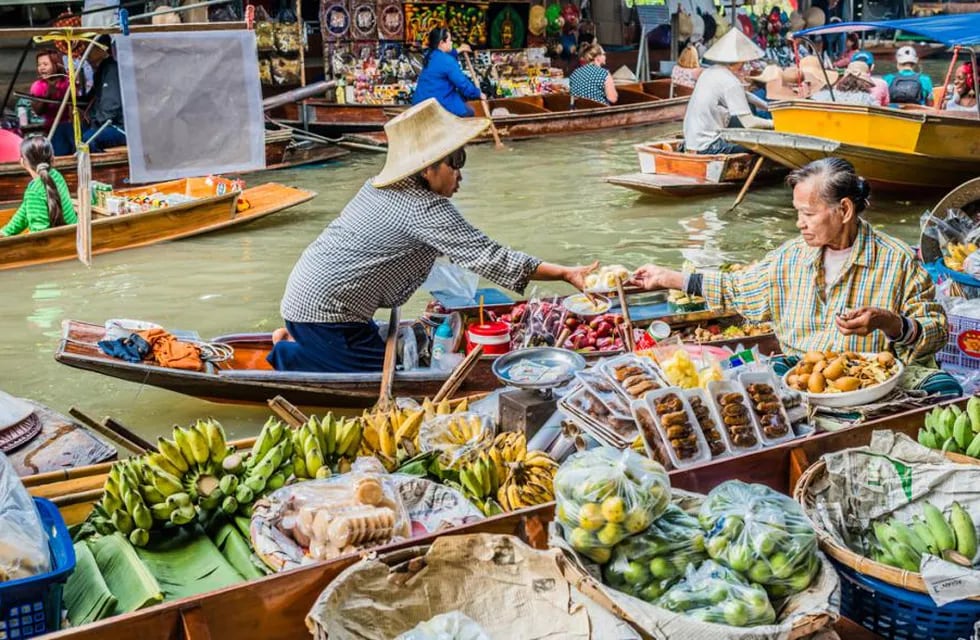 La joven cordobesa fue a un mercado de Tailandia, donde comió un particular insecto. (Interturis)