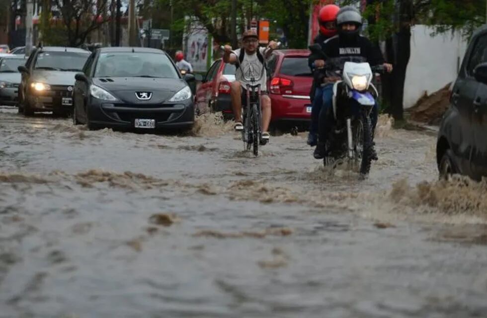 Llovió fuerte por unos 40 minutos, y circular por las calles de Córdoba se volvió una odisea.