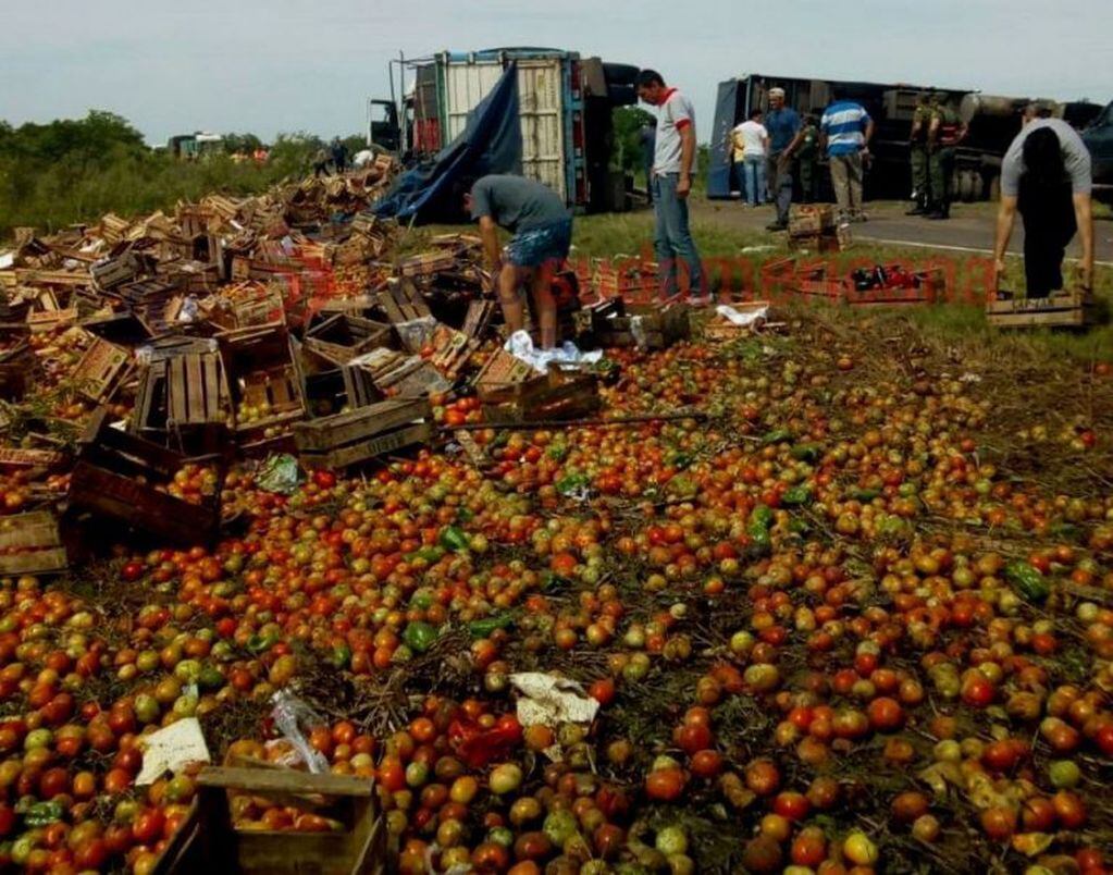 Tomates y morrones esparcidos en la ruta