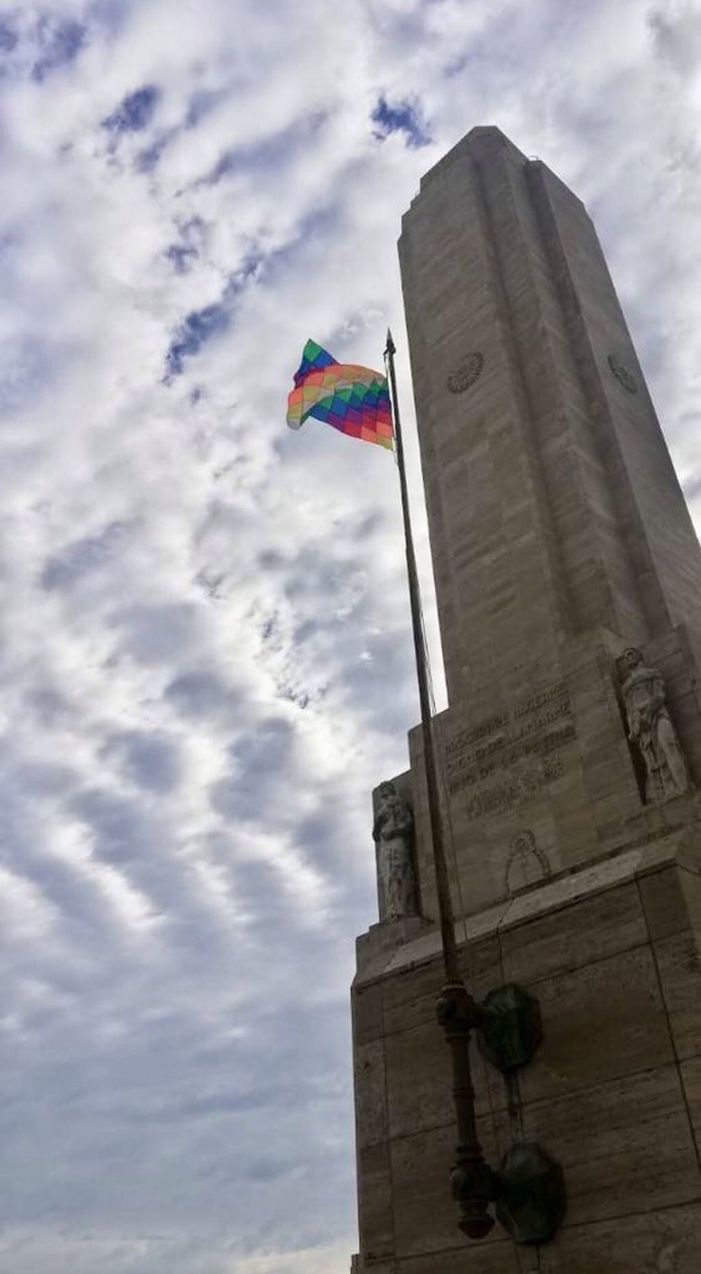 La bandera wiphala fue izada en el mástil escolta del Monumento. (@normalopezsf)