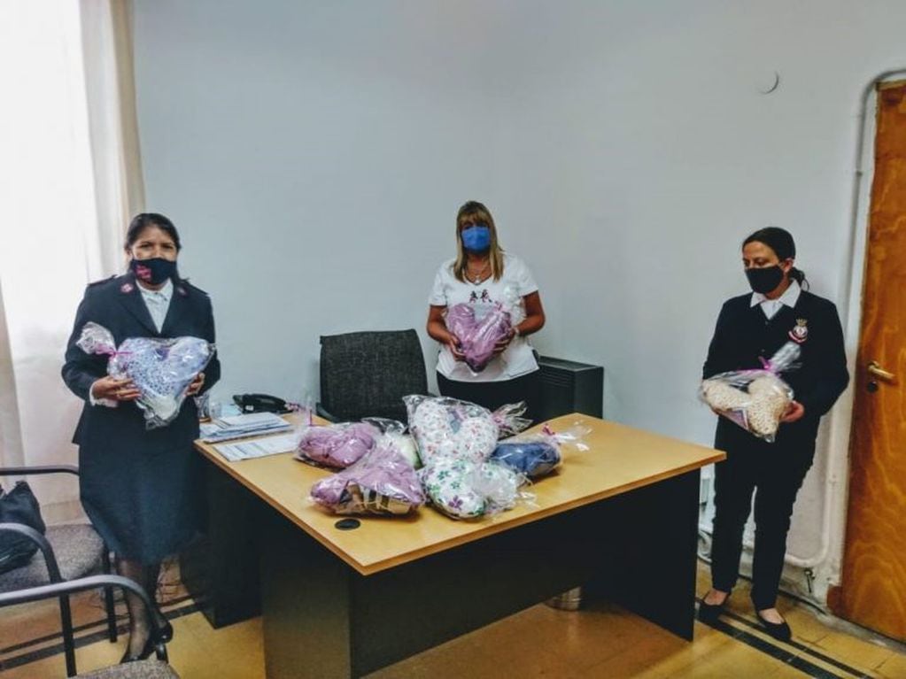Donaciones del Ejército de Salvación al Centro Municipal de Salud, en el Mes de la lucha contra el Cáncer de Mama