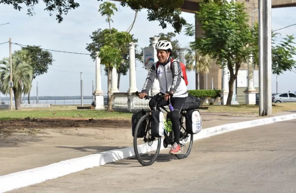 Pasó por Corrientes el hombre que recorre el país en bicicleta por la fibrosis quística