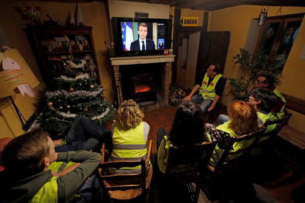 Los "chalecos amarillos" escucharon con atención el discurso de Emmanuel Macron. Foto: REUTERS.
