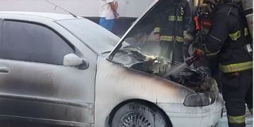 Incendio de un automóvil en Arroyito