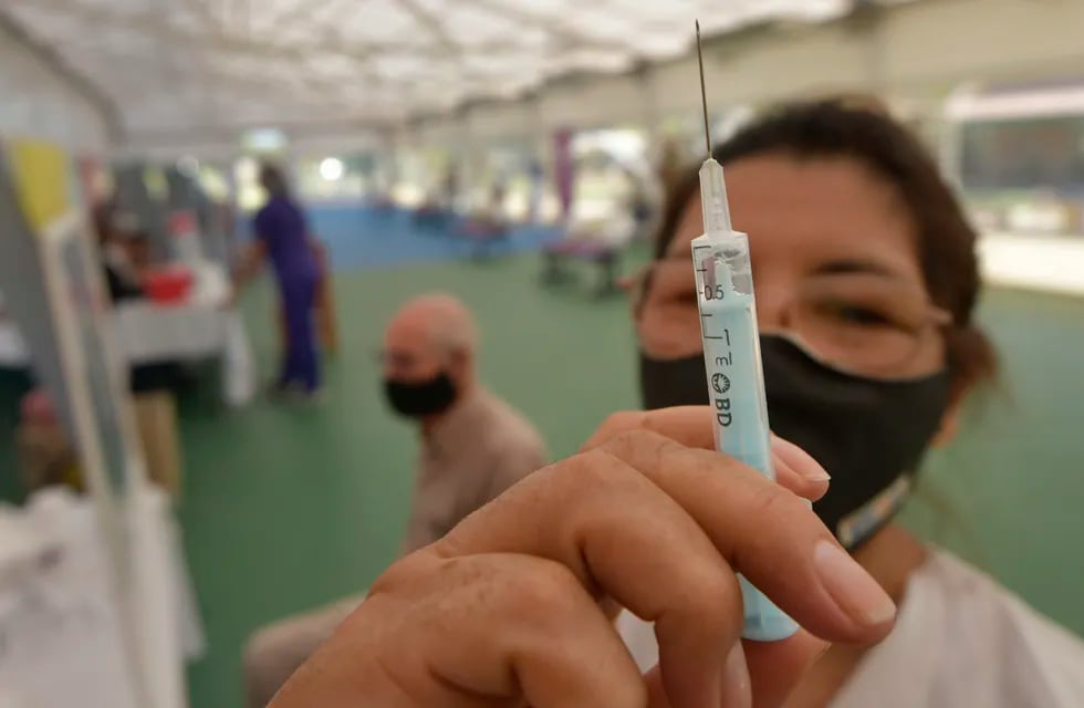 Una enfermera sostiene una dosis de la vacuna Sputnik V (Foto: Orlando Pelichotti/Los Andes)