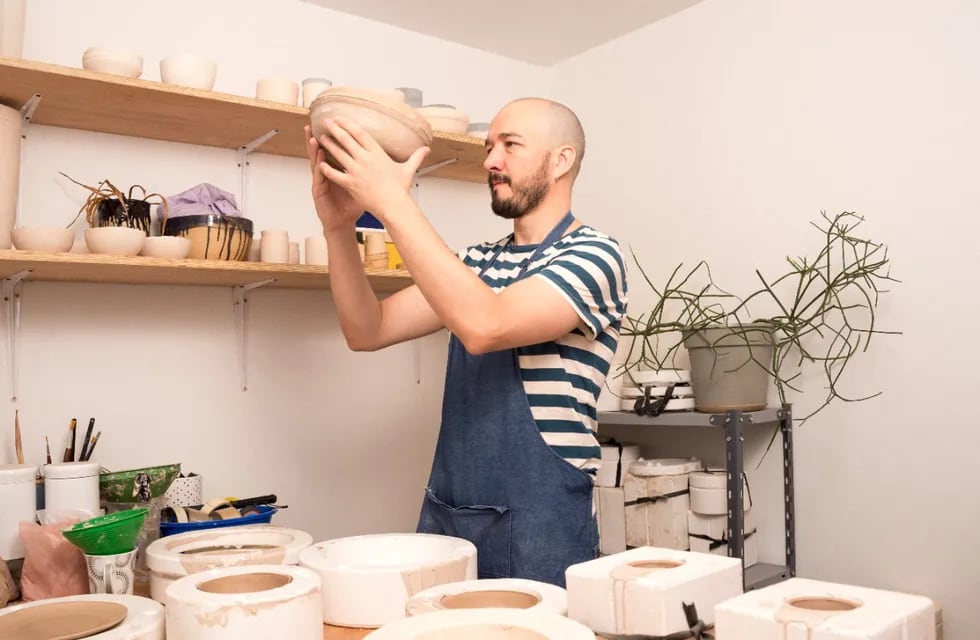 Manu Maurino: creador de "Elmo",  su marca de objetos de cerámica hechos en Córdoba y Carlos Paz. Foto: Martino Domínguez