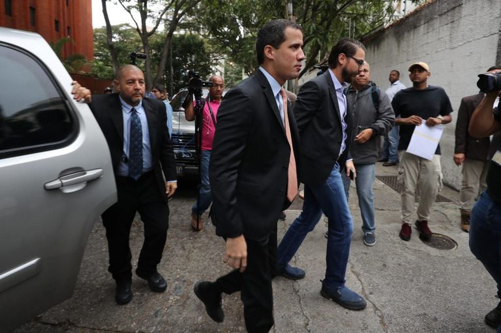 El líder opositor Juan Guaidó llegando a la sede del partido Acción Democrática. (EFE)