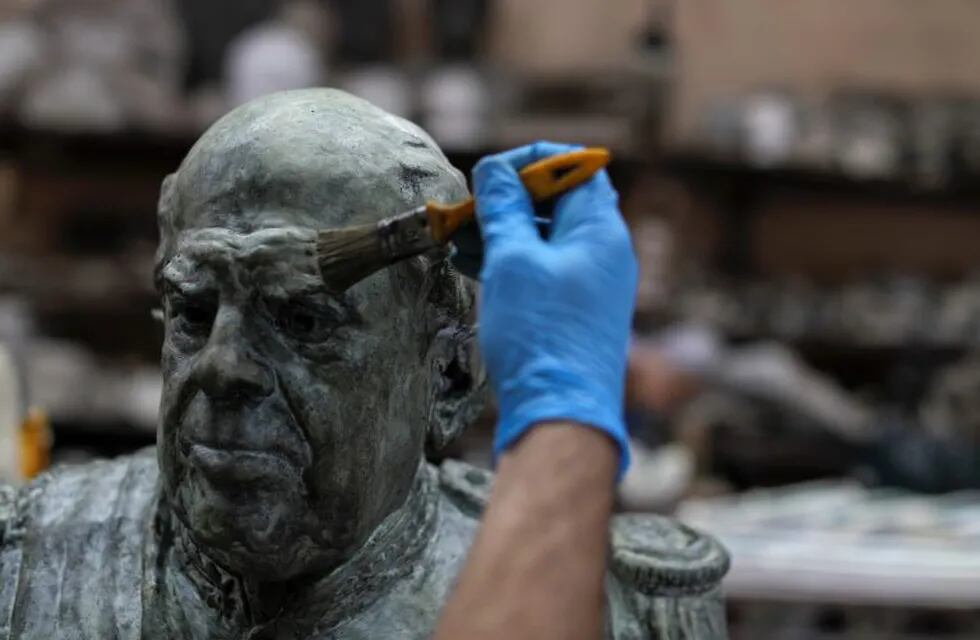 En esta foto del 6 de noviembre de 2018, un hombre trabaja en una estatua del ex presidente argentino Domingo Faustino Sarmiento en un hospital de estatuas en Buenos Aires, Argentina. Crédito: AP Photo/Natacha Pisarenko.