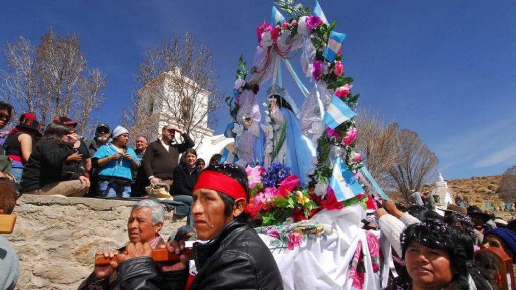 La Virgen de la Asunción es llevada en andas por peregrinos que llegan a Casabindo para cumplir sus promesas.