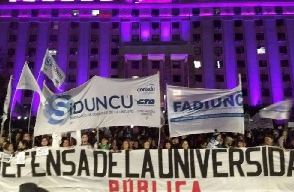 La marcha copó el centro mendocino y también el frente de la Casa de Gobierno.