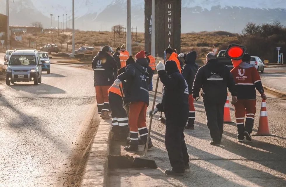 Ushuaia: continúa la limpieza y despeje de cordones en avenida Hipólito Yrigoyen