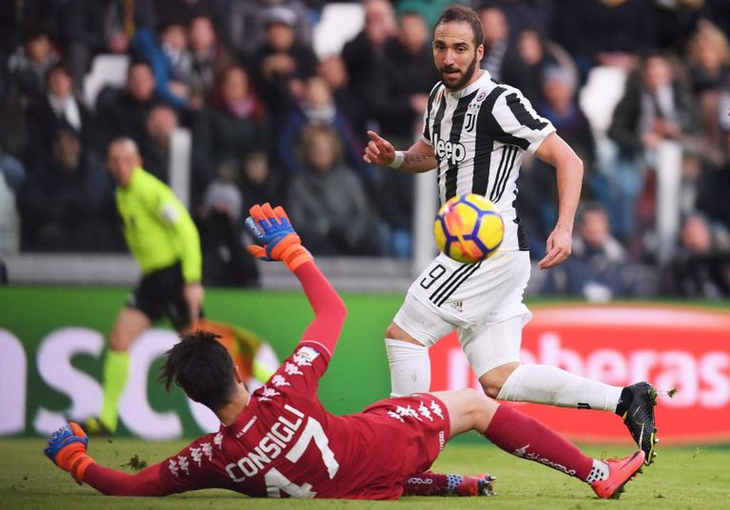 Juventus' Argentinian forward Gonzalo Higuain (R) scores a goal during the Italian Serie A football match between Juventus and Sassuolo on February 4, 2018 at the 'Allianz Stadium' in Turin.  / AFP PHOTO / MARCO BERTORELLO