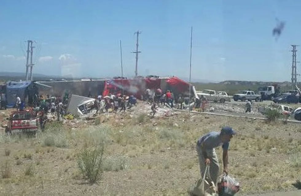 Vecinos y transeúntes saquearon la carga de un camión que transportaba Coca Cola, luego de que éste volcara sobre  Ruta 40.