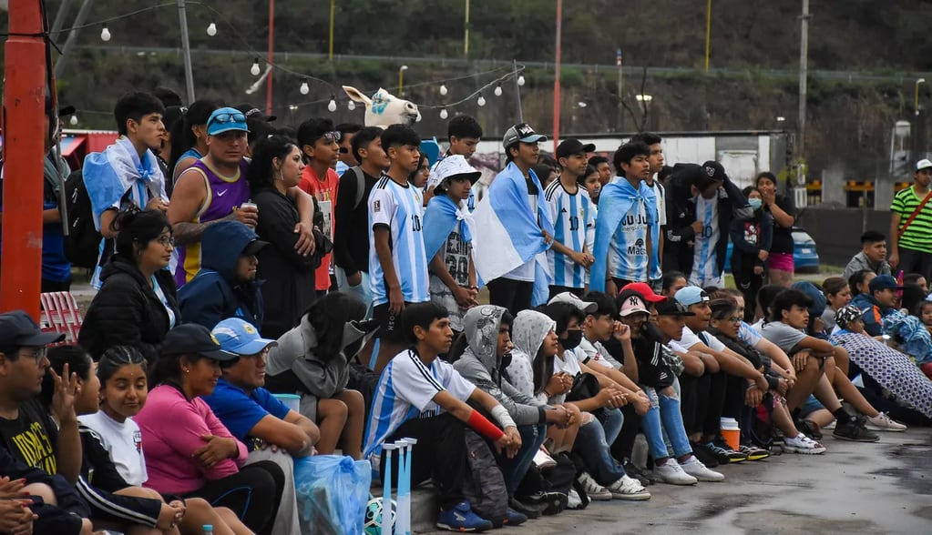 Público de todas las edades responde en la Ciudad Cultural a la propuesta del Ministerio de Cultura y Turismo de Jujuy, para seguir a Lionel Messi y la Selección nacional.