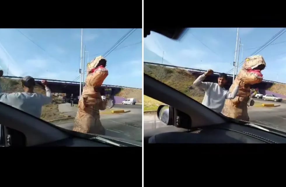 Se bajó a bailar con un dinosaurio en un semáforo en Mendoza y se volvió viral.