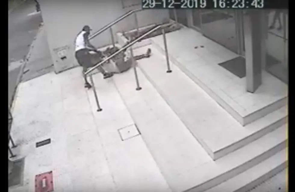 El ataque ocurrido a metros de una sede penitenciaria quedó registrado en video. (Captura de pantalla)
