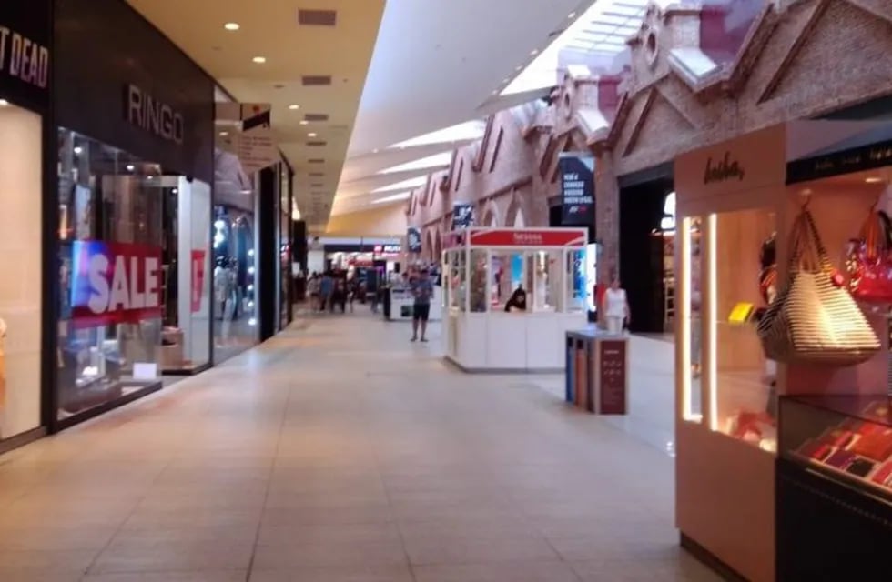 Alto Rosario Shopping cerró sus puertas por la pandemia de coronavirus. (Francisco Javier Espíndola)