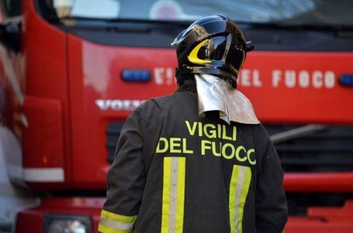 Los bomberos italianos rescataros a uno de los presuntos ladrones bajo tierra.
