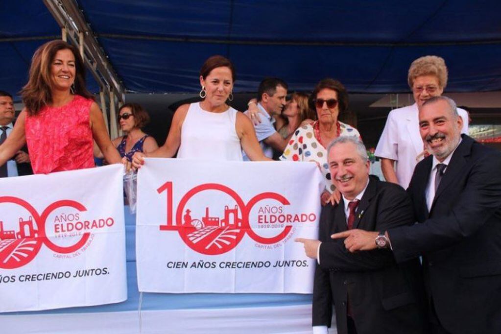 María Schwelm, en el palco (de rojo) durante los festejos del centenario de Eldorado, junto a familiares, al gobernador Hugo Passalacqua y al intendente Néstor Aguirre. (Misiones Online)