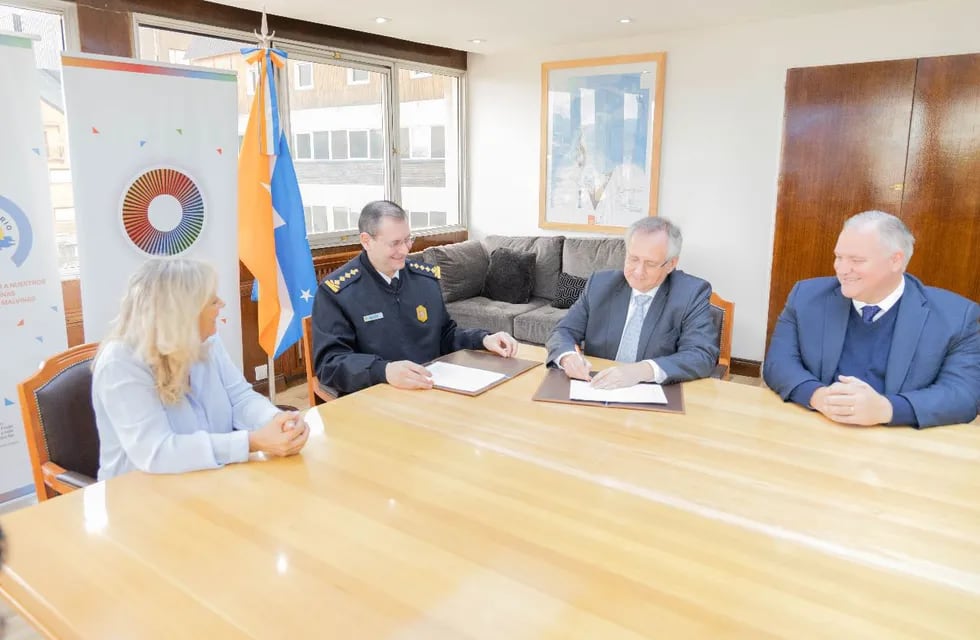 Policía de Tierra del Fuego firmó convenio para Sistema de Formación Modular