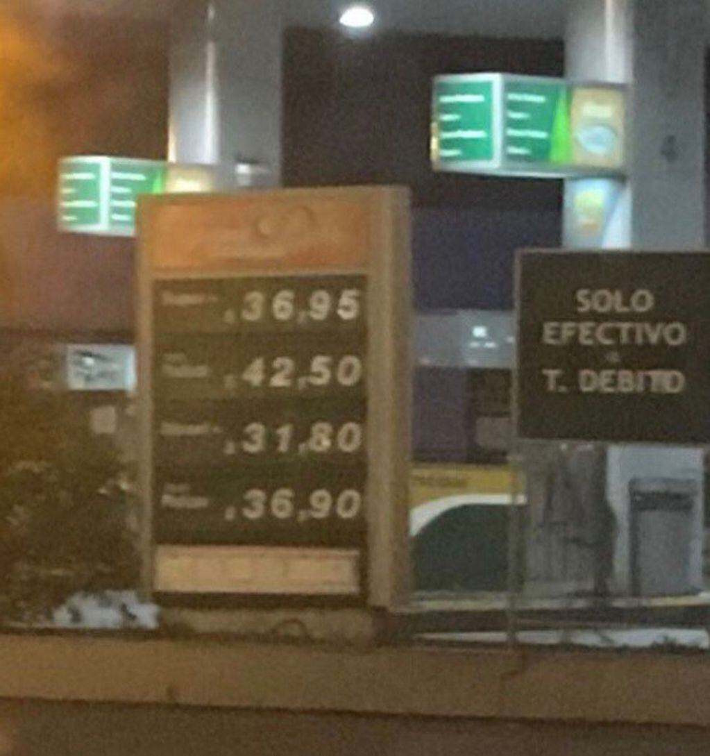La nafta premium en Petrobras ya se vende a 42.50 en Rosario. (@beatrizpriotti)