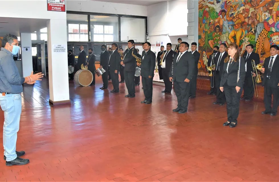 El diputado Néstor Sanabia dio la bienvenida a la Banda de Música "19 de Abril" en su reciente visita a la Legislatura de Jujuy.