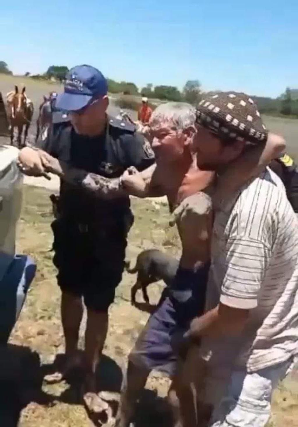 La policía de Corrientes rescató a un anciano que quedó atrapado en el barro.