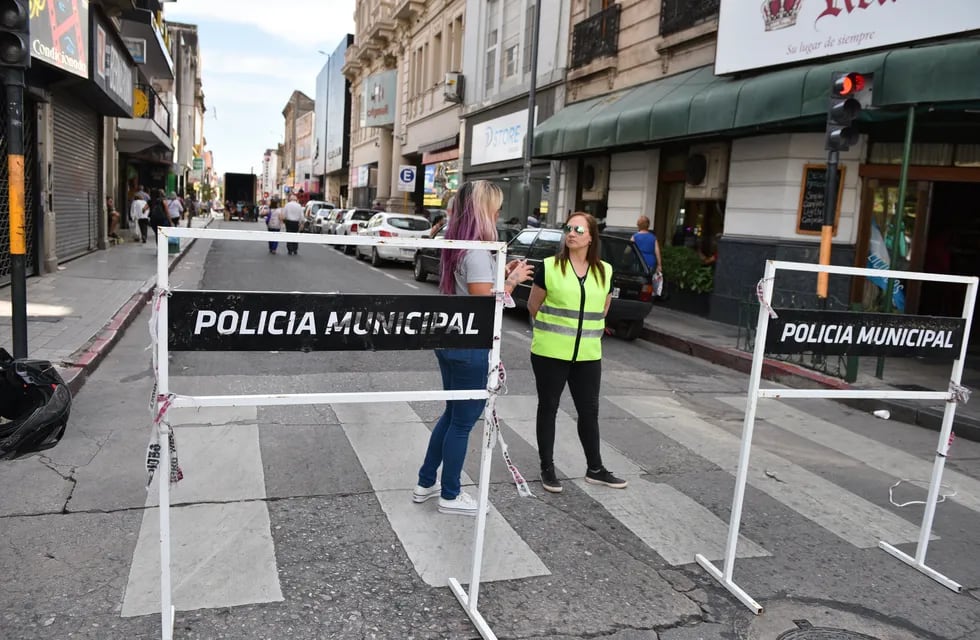 Se estableció un corte de tránsito en el centro de la ciudad de Córdoba.