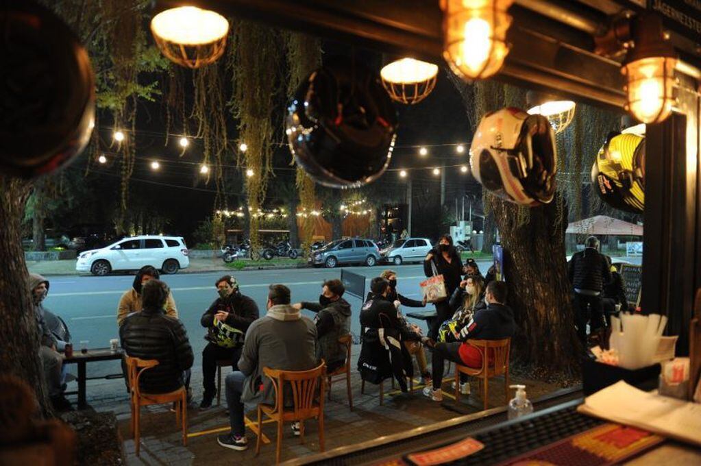 Con mesas al aire libre, reabrieron bares y restaurantes en el partido bonaerense de San Isidro. (Clarín)