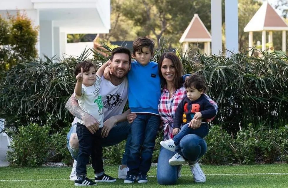 Antonela Roccuzzo junto a Lionel Messi y sus hijos Thiago, Mateo y Ciro (@antonelaroccuzzo)