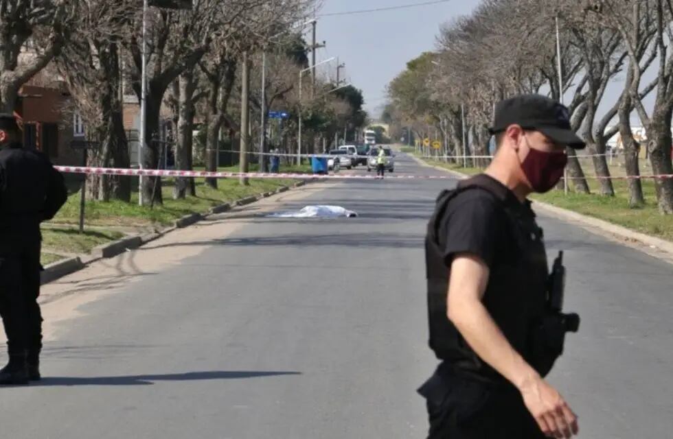 El brutal femicidio se produjo en Granadero Baigorria en la vía pública.