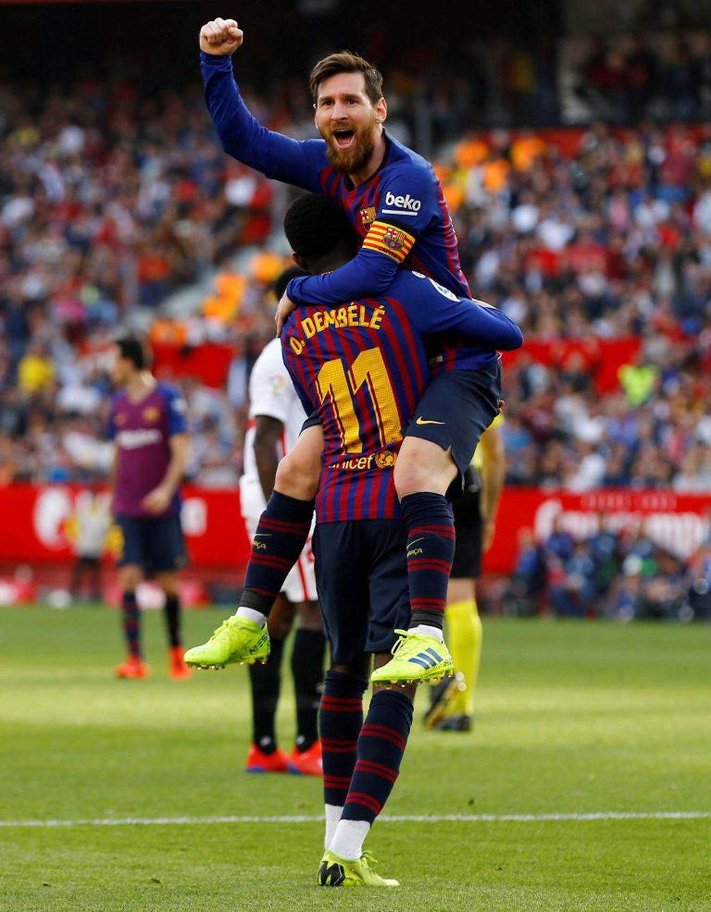 Lionel Messi festeja con  Ousmane Dembele su segundo gol (REUTERS/Marcelo del Pozo)