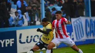 En juego: Racing empata contra San Martín de Tucumán, uno de los candidatos al ascenso.