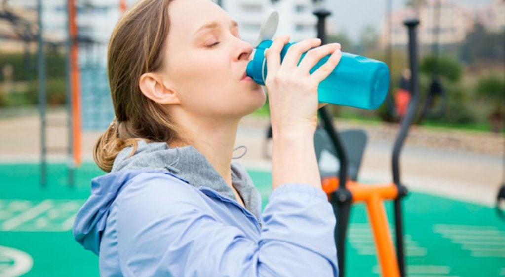 Para estar saludable es importante mantener el cuerpo hidratado.