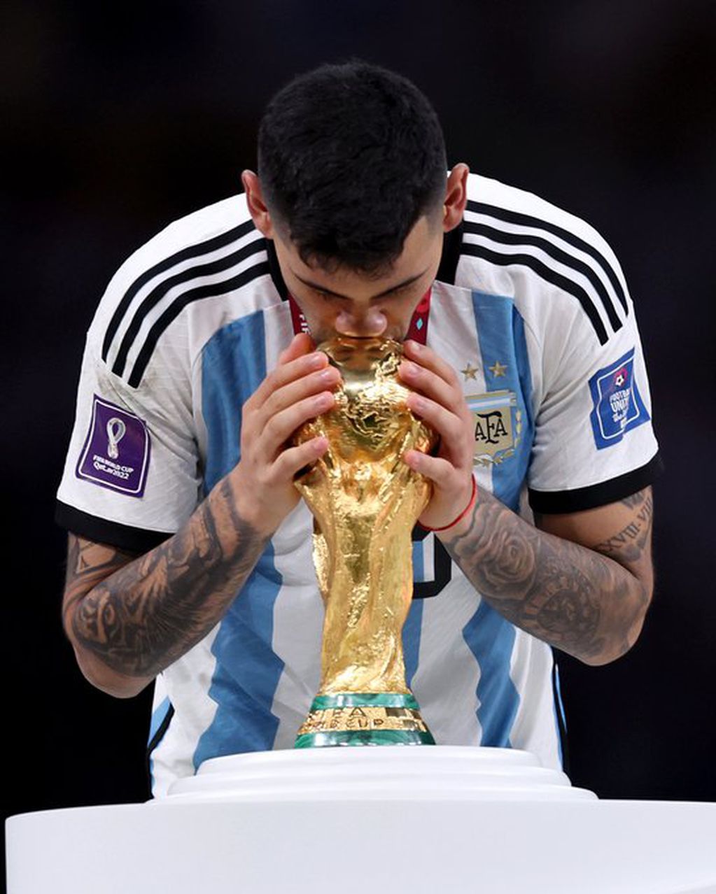 Cristian Romero con la Copa del Mundo.