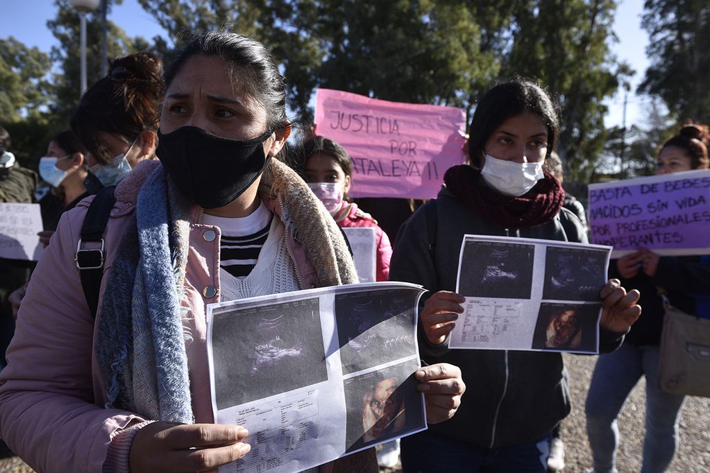 Abrazo al Hospital Materno Neonatal por la muerte de bebés. (Ramiro Pereyra / La Voz)