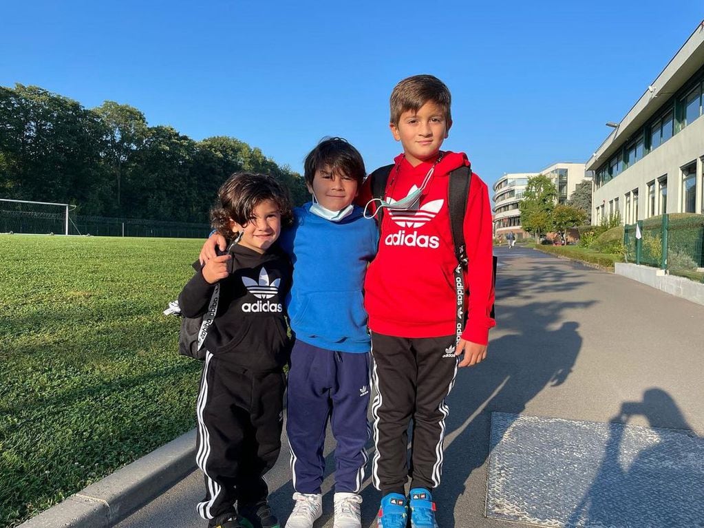 Ciro, Mateo y Thiago Messi yendo a la escuela.