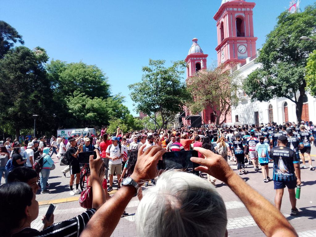 Multitud de fieles desbordaron la plaza desde temprano.