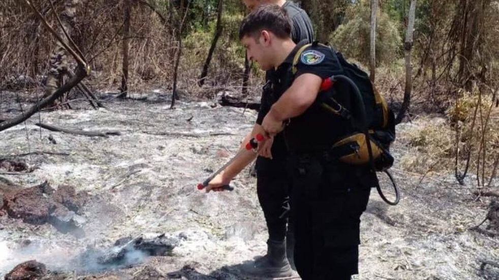 Extinguieron un incendio forestal en Comandante Andresito mediante un avión hidrante.