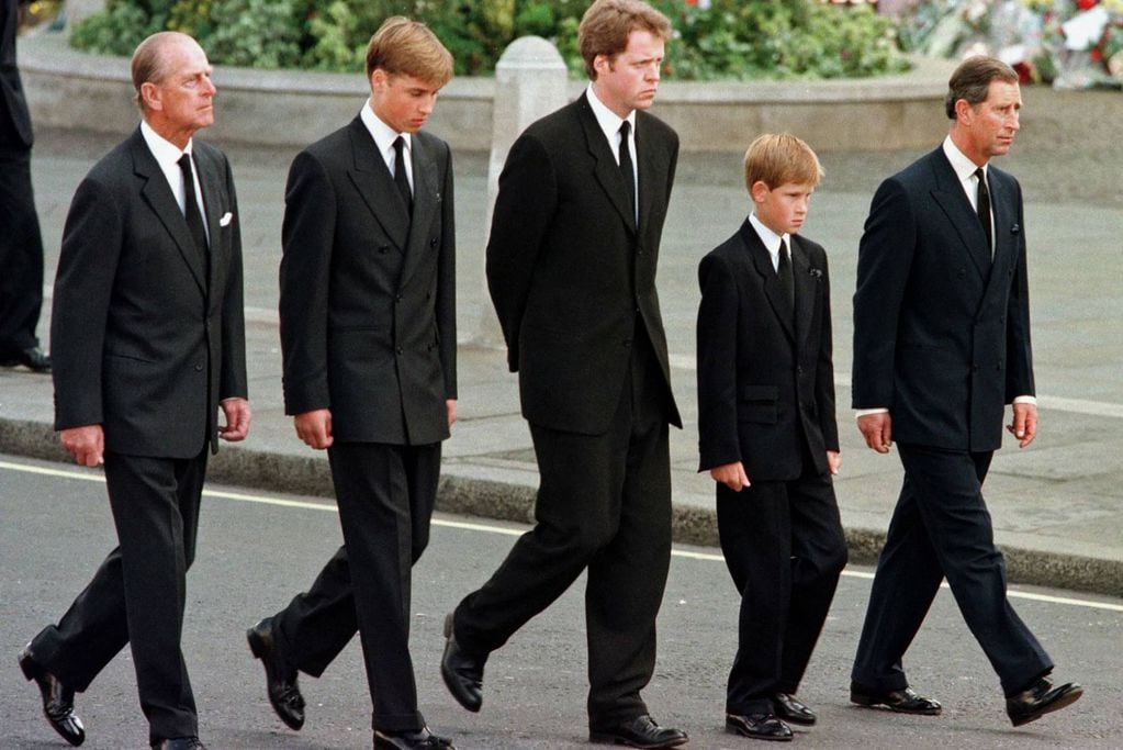 Con su hijo Carlos y sus nietos durante el funeral de Lady Di.
