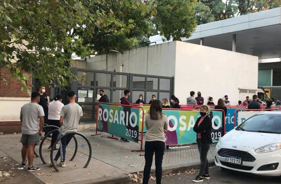 El Hospital Carrasco de Rosario tiene una guardia específica para atender consultas por COVID-19. (@mauroyasprizza)