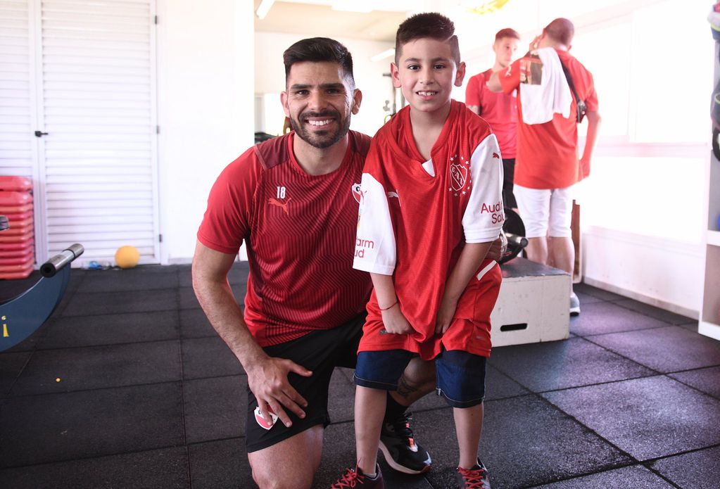 Silvio Romero se fotografió con Santino (Twitter/@Independiente)