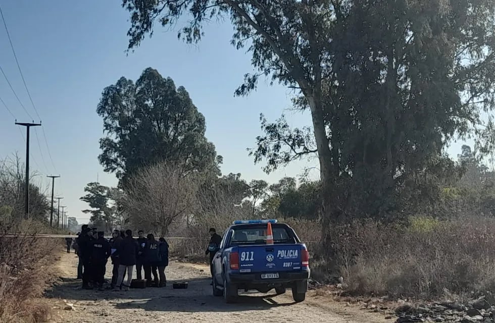 La policía de Rosario comenzó a investigar el asesinato de dos mujeres baleadas cuyos cuerpos hallaron sobre el Camino de los Indios, cerca del barrio Cabín 9 y el límite con Pérez.