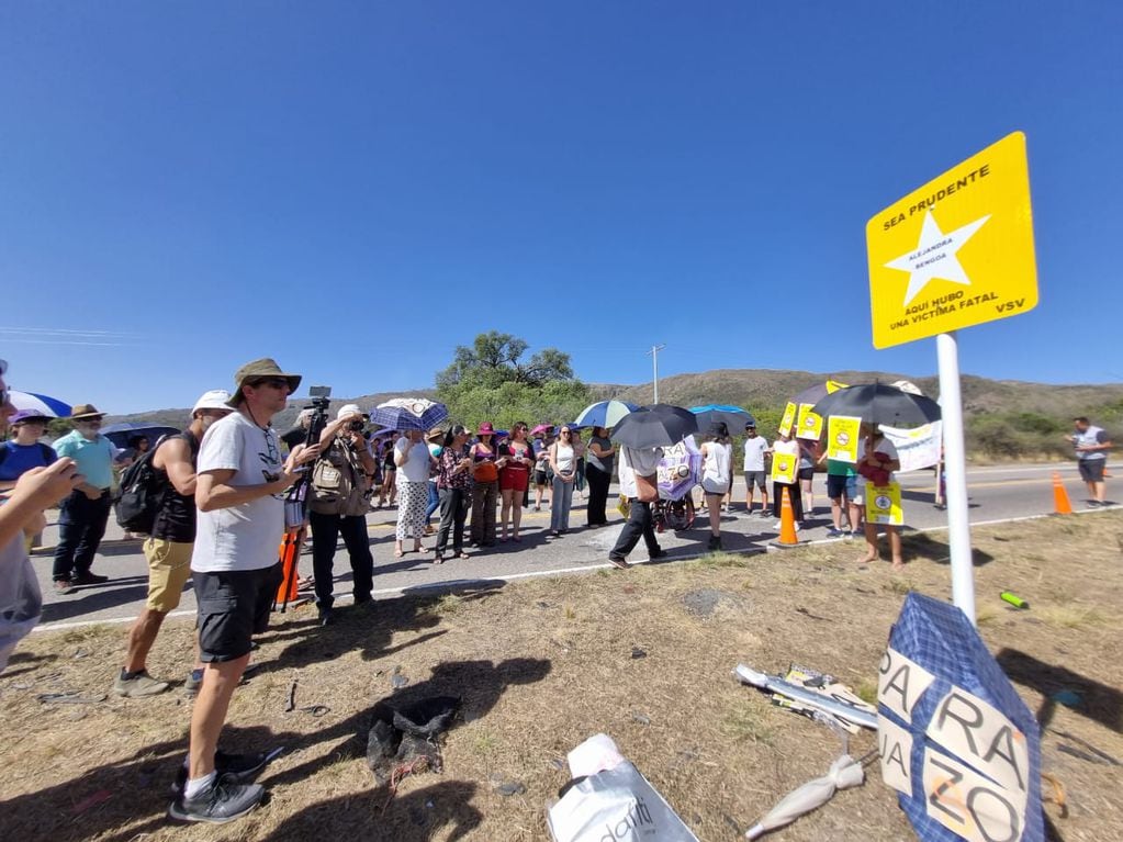 Protesta de familiares y allegados de las víctimas de la tragedia de las Altas Cumbres, al cumplirse un año del desastre vial. (La Voz)